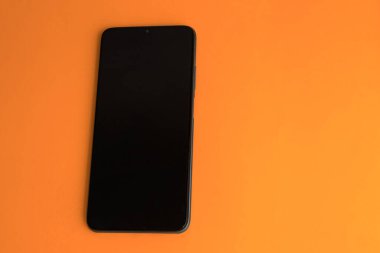 Renkli arkaplan üzerinde yeni cep telefonu