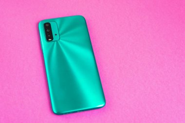 Renkli arkaplan üzerinde yeni cep telefonu