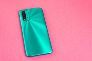 Renkli arkaplan üzerinde yeni cep telefonu