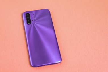 Renkli arkaplan üzerinde yeni cep telefonu