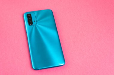 Renkli arkaplan üzerinde yeni cep telefonu