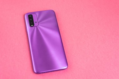 Renkli arkaplan üzerinde yeni cep telefonu