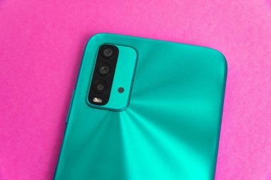 Renkli arkaplan üzerinde yeni cep telefonu