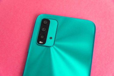 Renkli arkaplan üzerinde yeni cep telefonu