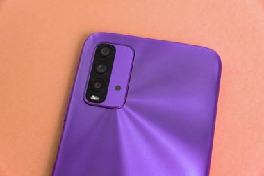 Renkli arkaplan üzerinde yeni cep telefonu