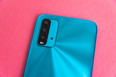 Renkli arkaplan üzerinde yeni cep telefonu