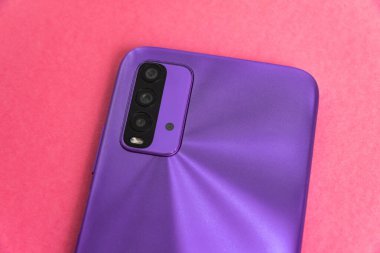 Renkli arkaplan üzerinde yeni cep telefonu