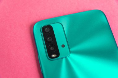 Renkli arkaplan üzerinde yeni cep telefonu