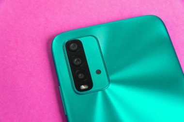 Renkli arkaplan üzerinde yeni cep telefonu