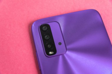 Renkli arkaplan üzerinde yeni cep telefonu