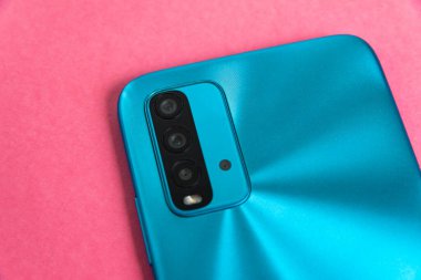 Renkli arkaplan üzerinde yeni cep telefonu