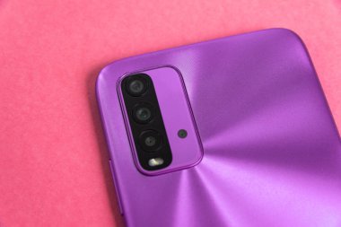 Renkli arkaplan üzerinde yeni cep telefonu