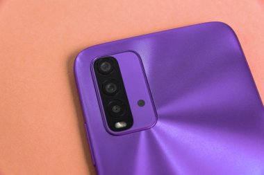 Renkli arkaplan üzerinde yeni cep telefonu
