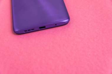 Renkli arkaplan üzerinde yeni cep telefonu