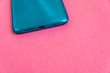 Renkli arkaplan üzerinde yeni cep telefonu