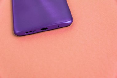 Renkli arkaplan üzerinde yeni cep telefonu