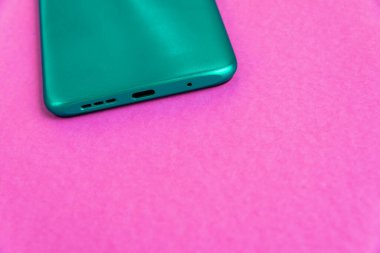 Renkli arkaplan üzerinde yeni cep telefonu