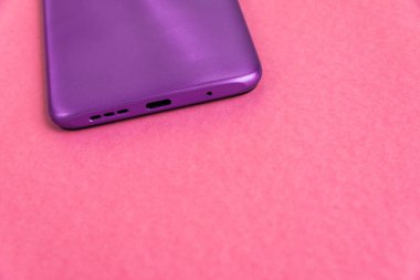 Renkli arkaplan üzerinde yeni cep telefonu