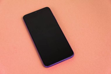 Renkli arkaplan üzerinde yeni cep telefonu