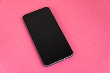 Renkli arkaplan üzerinde yeni cep telefonu