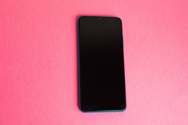 Renkli arkaplan üzerinde yeni cep telefonu