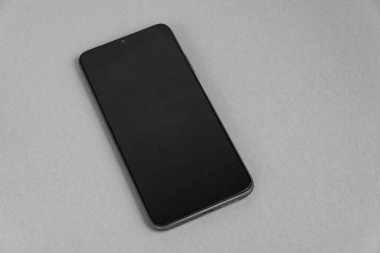 Renkli arkaplan üzerinde yeni cep telefonu