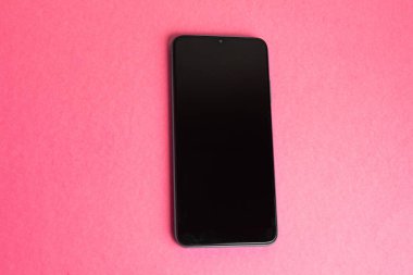 Renkli arkaplan üzerinde yeni cep telefonu