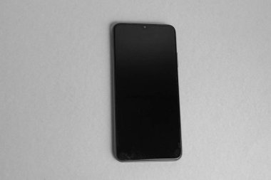 Renkli arkaplan üzerinde yeni cep telefonu