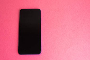 Renkli arkaplan üzerinde yeni cep telefonu