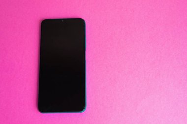 Renkli arkaplan üzerinde yeni cep telefonu