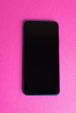 Renkli arkaplan üzerinde yeni cep telefonu