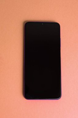 Renkli arkaplan üzerinde yeni cep telefonu