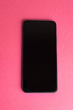 Renkli arkaplan üzerinde yeni cep telefonu