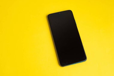 Renkli arkaplan üzerinde yeni cep telefonu