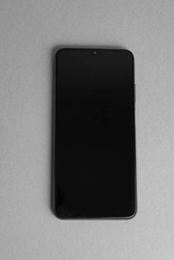 Renkli arkaplan üzerinde yeni cep telefonu