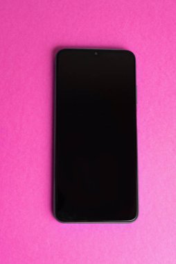 Renkli arkaplan üzerinde yeni cep telefonu