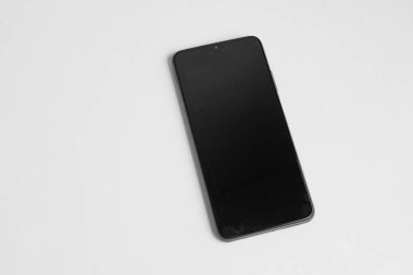 Renkli arkaplan üzerinde yeni cep telefonu