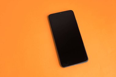 Renkli arkaplan üzerinde yeni cep telefonu