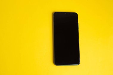 Renkli arkaplan üzerinde yeni cep telefonu