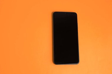 Renkli arkaplan üzerinde yeni cep telefonu