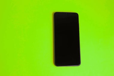 Renkli arkaplan üzerinde yeni cep telefonu