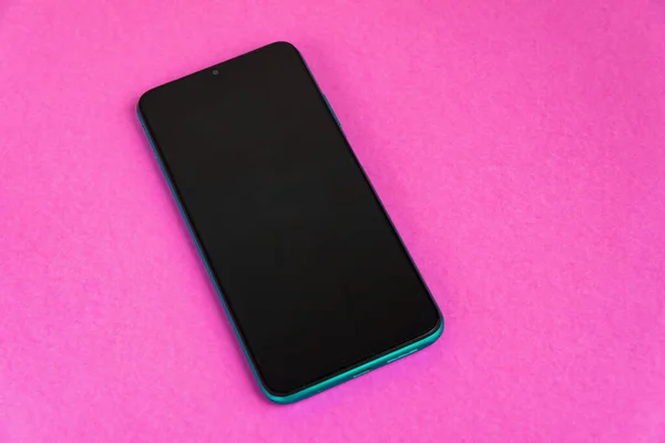 Renkli Arkaplan Üzerinde Yeni Cep Telefonu — Stok fotoğraf
