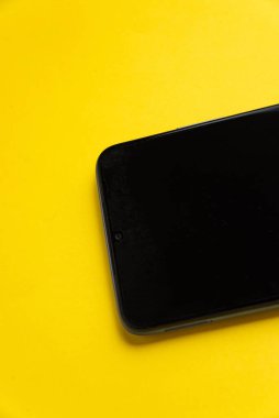 Renkli arkaplan üzerinde yeni cep telefonu