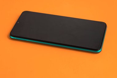 Renkli arkaplan üzerinde yeni cep telefonu