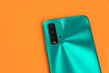 Renkli arkaplan üzerinde yeni cep telefonu