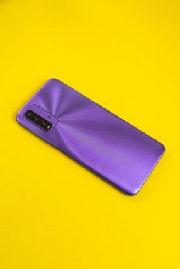 Renkli arkaplan üzerinde yeni cep telefonu