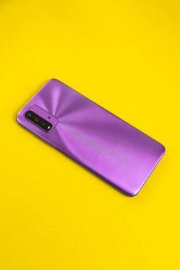 Renkli arkaplan üzerinde yeni cep telefonu