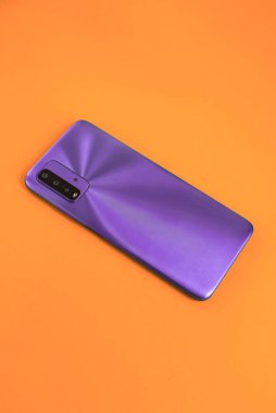 Renkli arkaplan üzerinde yeni cep telefonu