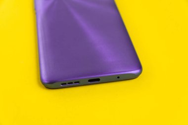 Renkli arkaplan üzerinde yeni cep telefonu