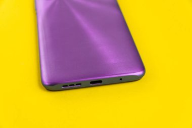 Renkli arkaplan üzerinde yeni cep telefonu